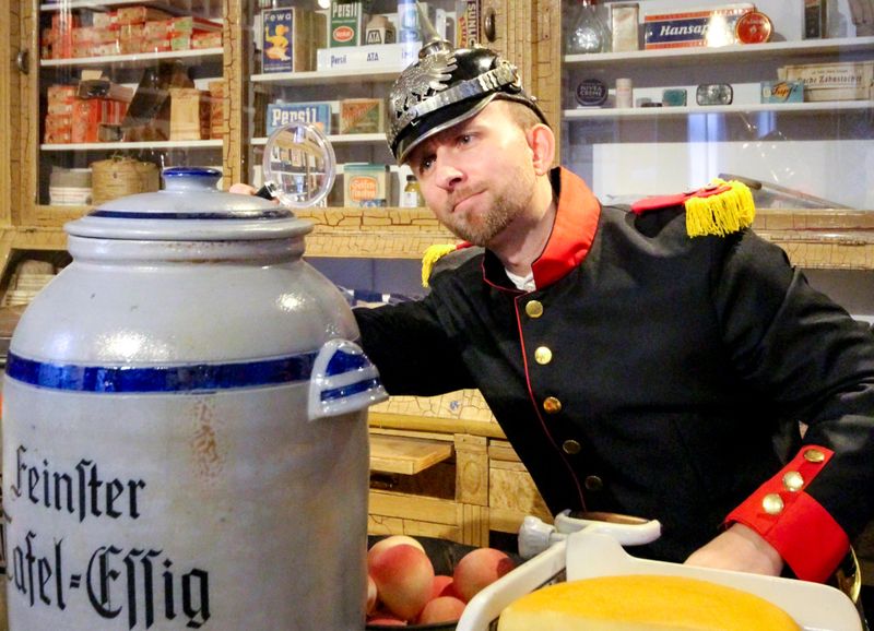  Der Gendarm geht mit Kindern im Feriensporgramm auf die Suche nach einem frechen Dieb